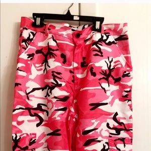 Pink camouflage cargo pants. Elastic at the ankle.